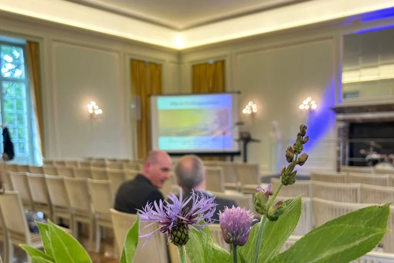 Angeregte Gespräche rund um die Vorlesung