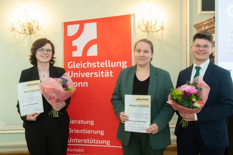 Wurden mit dem Maria von Linden-Preis ausgezeichnet (v.l.n.r.): Sophia Piacenza und das Queere-Netzwerk der Evangelisch-Theologischen Fakulktät u. a. mit Johanna Schwarz und Erik Nau.