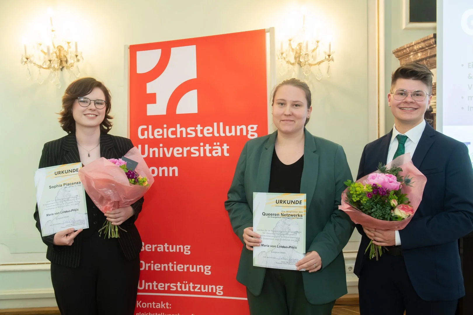 Wurden mit dem Maria von Linden-Preis ausgezeichnet (v.l.n.r.): Sophia Piacenza und das Queere-Netzwerk der Evangelisch-Theologischen Fakulktät u. a. mit Johanna Schwarz und Erik Nau.