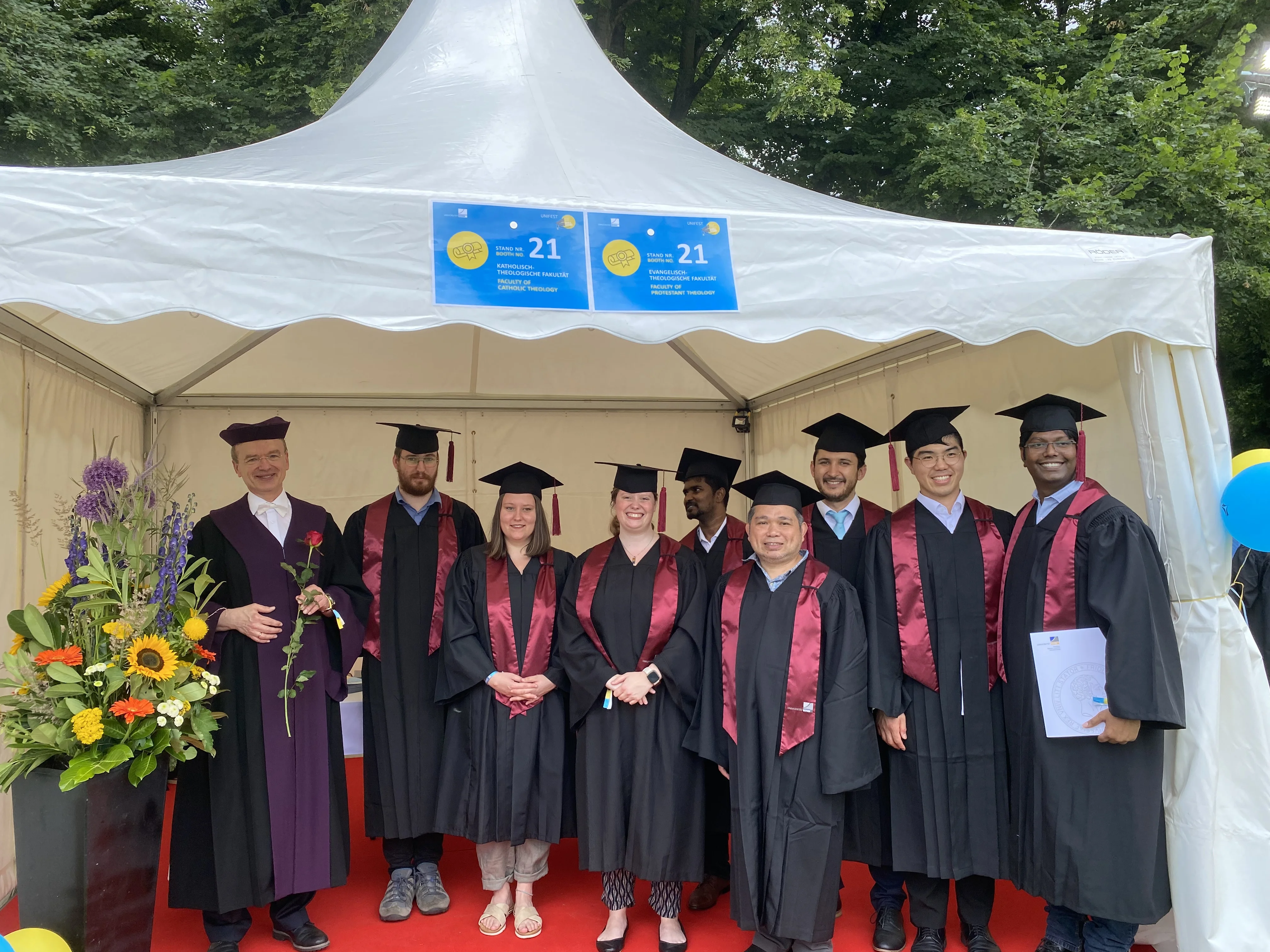 Gruppenbild nach der Urkundenübergabe