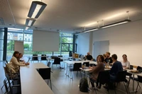 Seminarraum mit Menschen