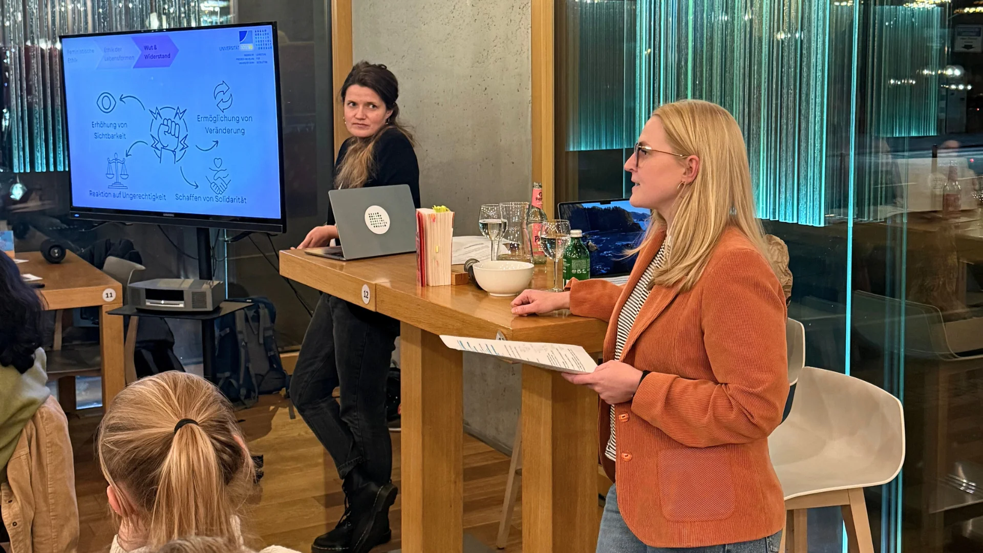 Nach einem erfolgreichen Event überlegen die Referentinnen, mehr Diskussionsabende zu Literatur und Ethik anzubieten.