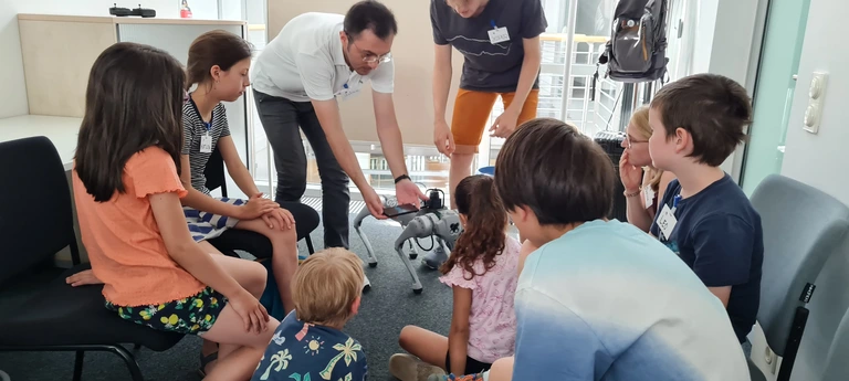 KinderAtelier 2024: Echte Roboter erleben!