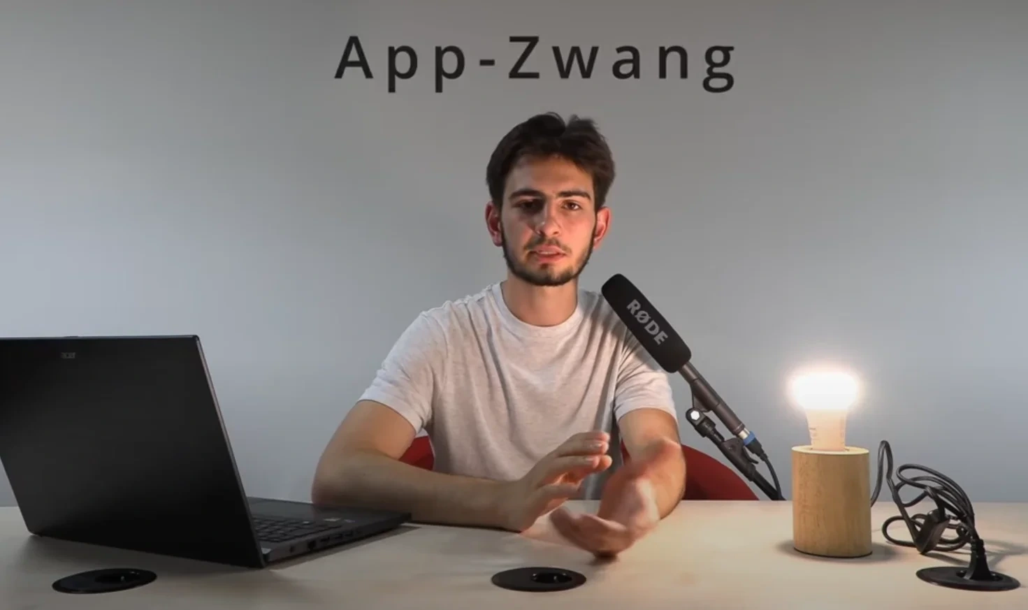 Eine Wissenschaftlerin und ein Wissenschaftler arbeiten hinter einer Glasfassade und mischen Chemikalien mit Großgeräten.