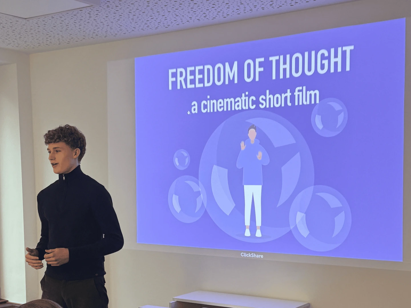 Schüler hält einen Pitch